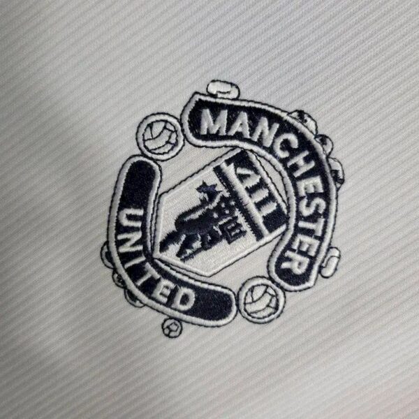 Retro Manchester United 2000/01 Away Jersey - Image 5