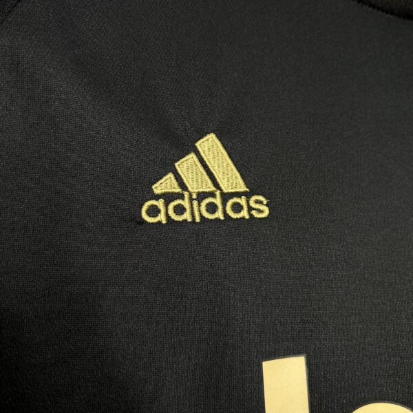 Retro Juventus 2015/16 Third Jersey - Image 4
