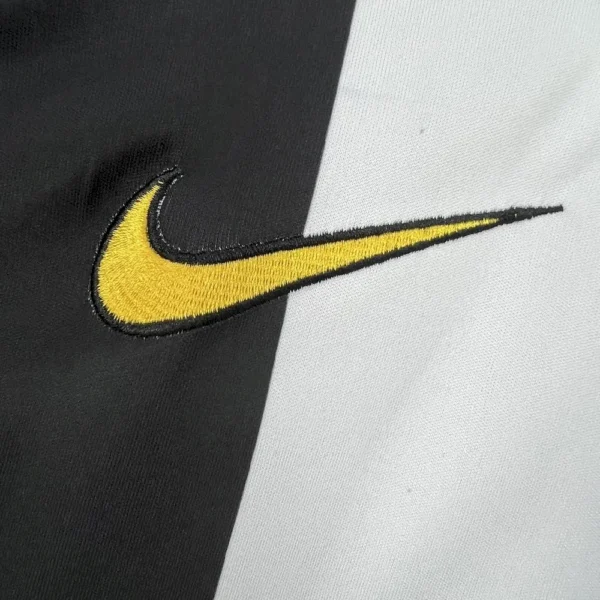 Retro Juventus 2004/05 Home Jersey - Image 5