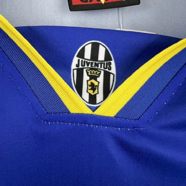 Retro Juventus 1995/96 Away Long Sleeves Jersey - Image 4