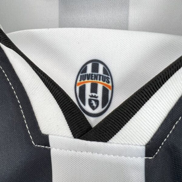 Retro Juventus 1996/97 Home Jersey - Image 7