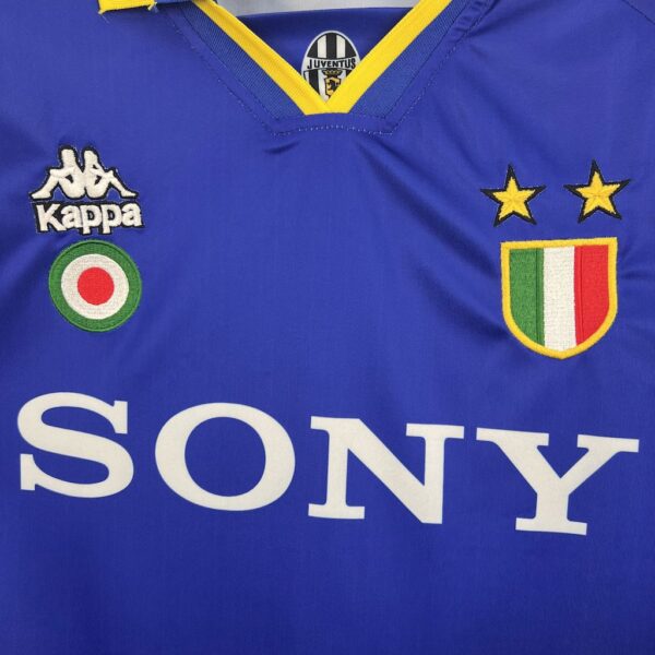 Retro Juventus 1995/96 Away Jersey - Image 6