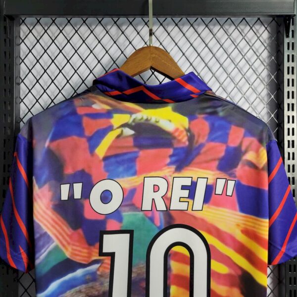 Retro Barcelona 1993/94 Romario Jersey - Image 5