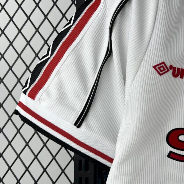 Retro Manchester United 1998/99 White Jersey - Image 10