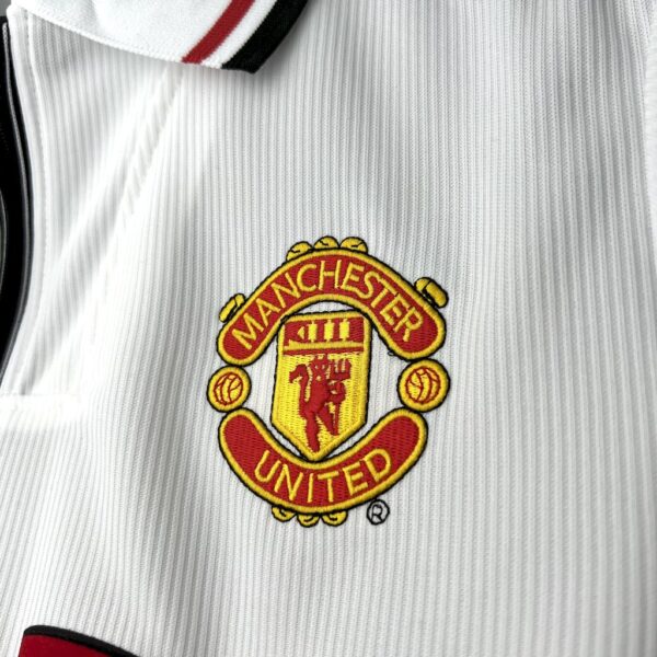 Retro Manchester United 1998/99 White Jersey - Image 7