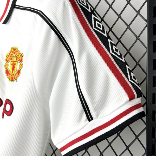 Retro Manchester United 1998/99 White Jersey - Image 6