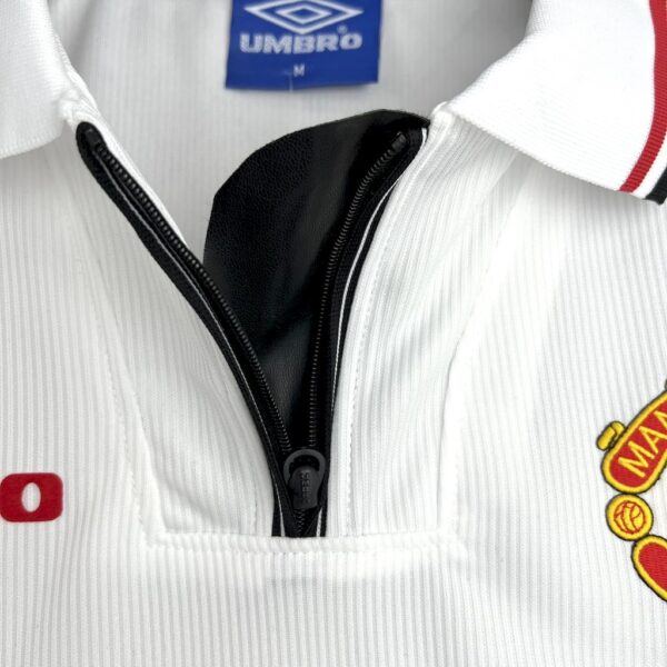 Retro Manchester United 1998/99 White Jersey - Image 5