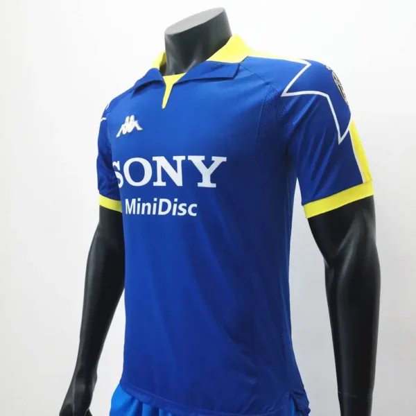 Retro Juventus 1997/98 Thirds Jersey - Image 5