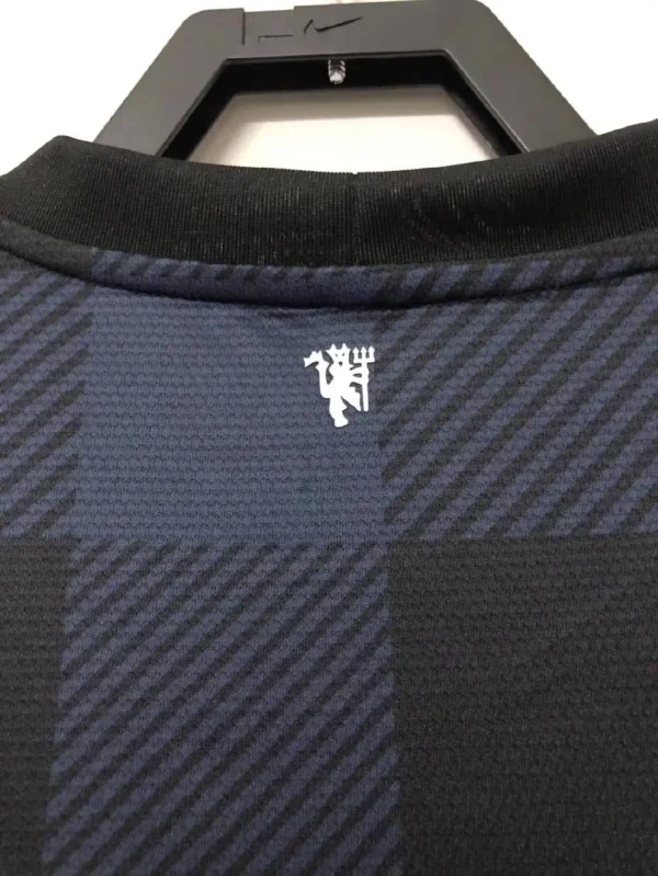 Retro Manchester United 2013/14 Away Jersey - Image 4