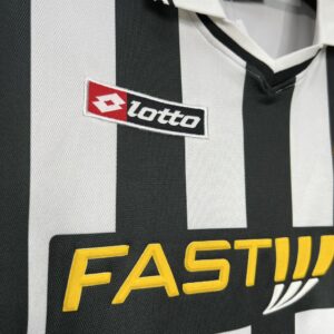Retro Juventus 2001/02 Home Jersey - Image 5