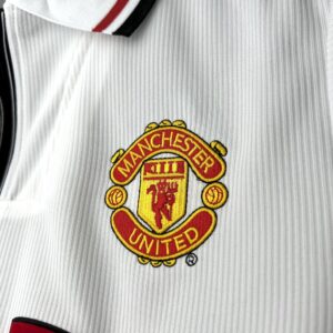 Retro Manchester United 1998/99 White Jersey - Image 7