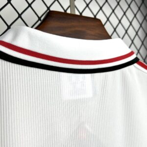 Retro Manchester United 1998/99 White Jersey - Image 3