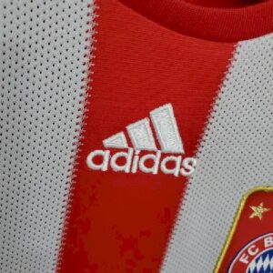 Retro Bayern Munich 2010/11 Home Jersey - Image 4